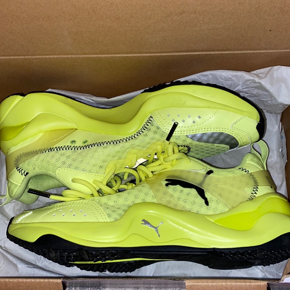 Pumas size 7.5 rise neon